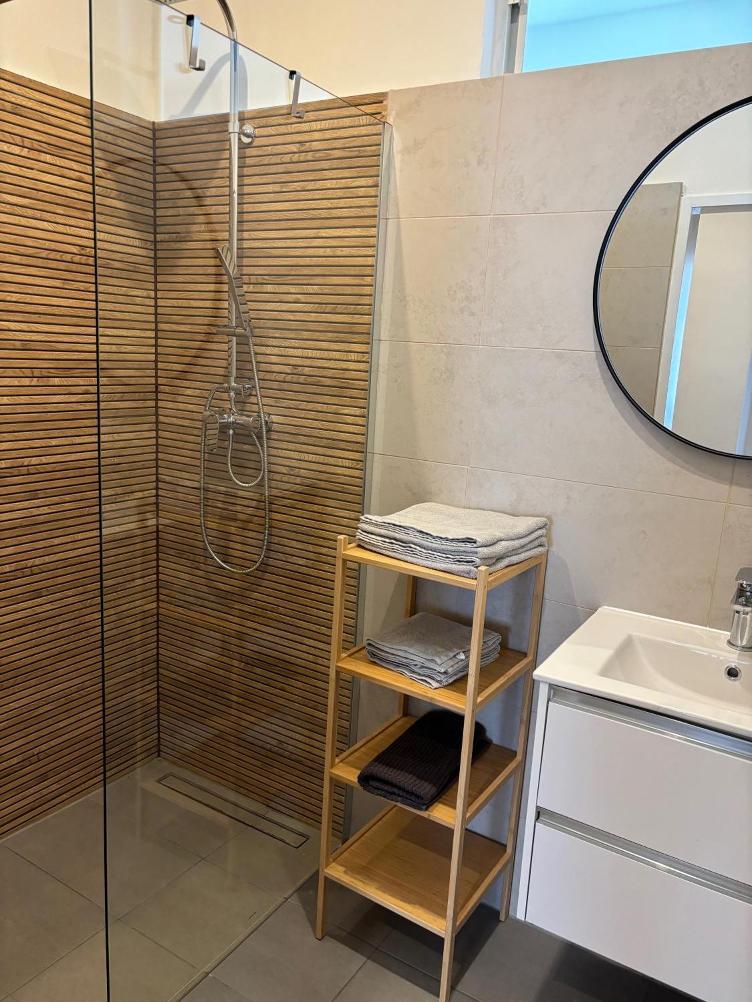 Traumhafte Wohnung Fuer 3, Grosszuegig, Walk In Dusche Viena Exterior foto