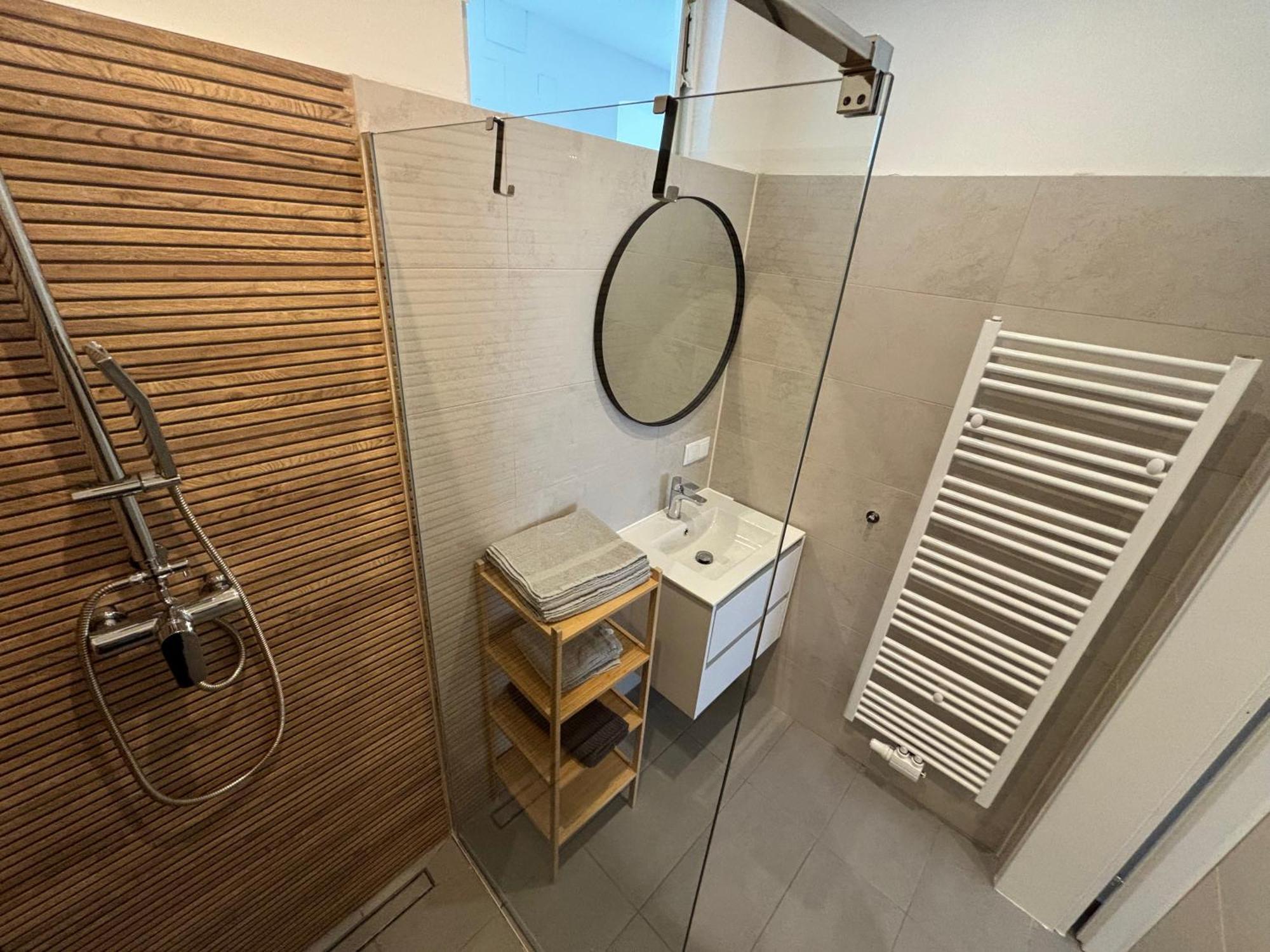 Traumhafte Wohnung Fuer 3, Grosszuegig, Walk In Dusche Viena Exterior foto